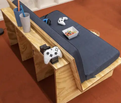Prosta sofa ze sklejki