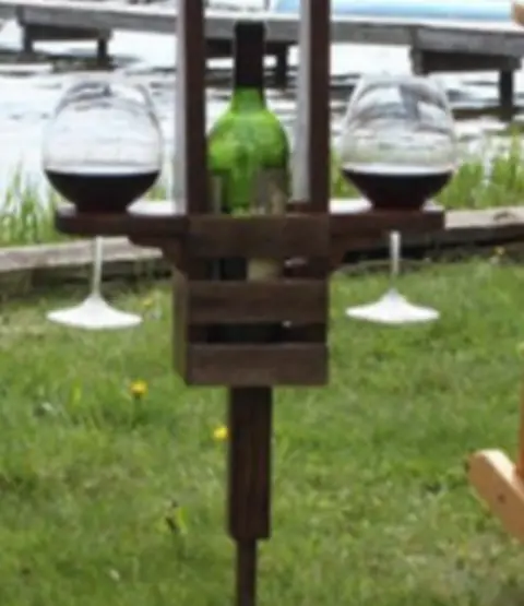 Stojak na wino i kieliszki